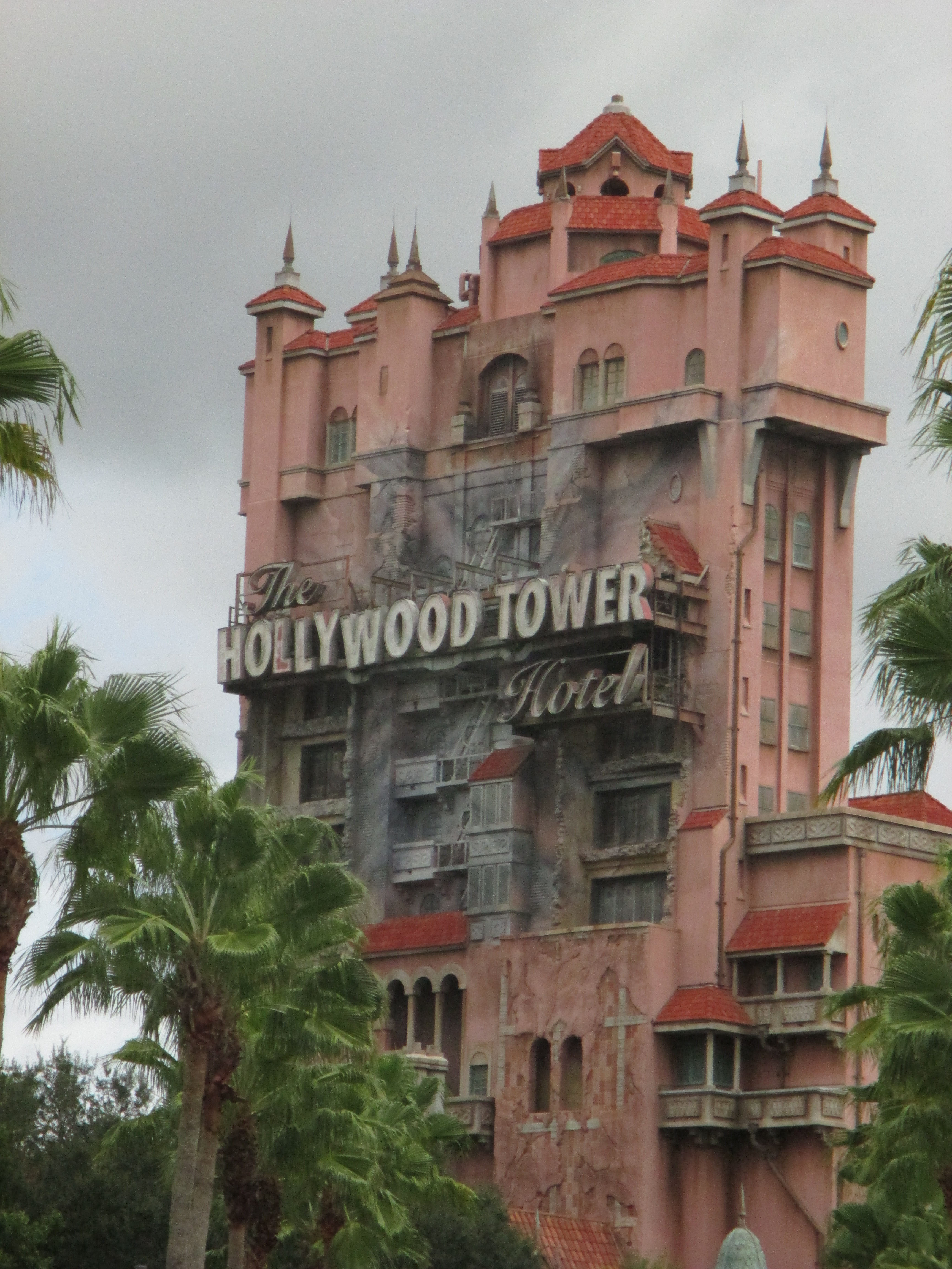 disney-hollywood-tower-hotel-outside